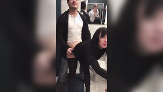 Scopata davanti al cornuto guardone che riprende col cellulare