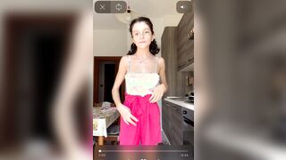 Morettina italiana mostra il culetto in cucina