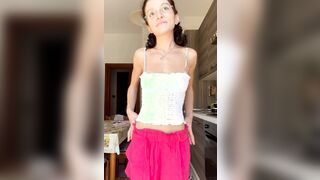 Morettina italiana mostra il culetto in cucina