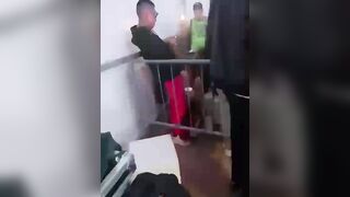 Michelle lo succhia davanti a tutti