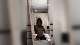 Bella gnocca tatuata selfie