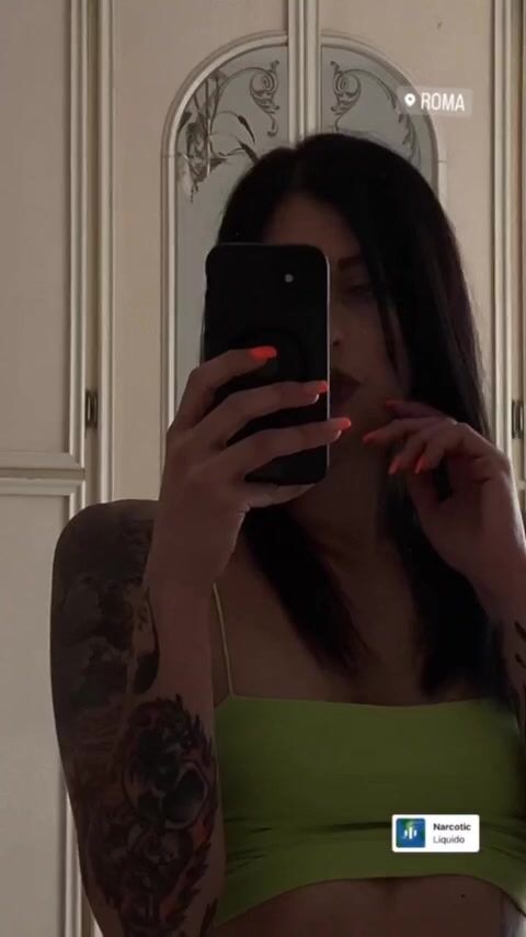 Bella gnocca tatuata selfie