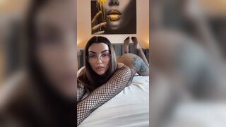 Morettina fica con occhiali in tutina a rete