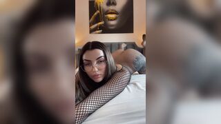 Morettina fica con occhiali in tutina a rete