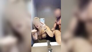 Biondina scopata a pecora in bagno