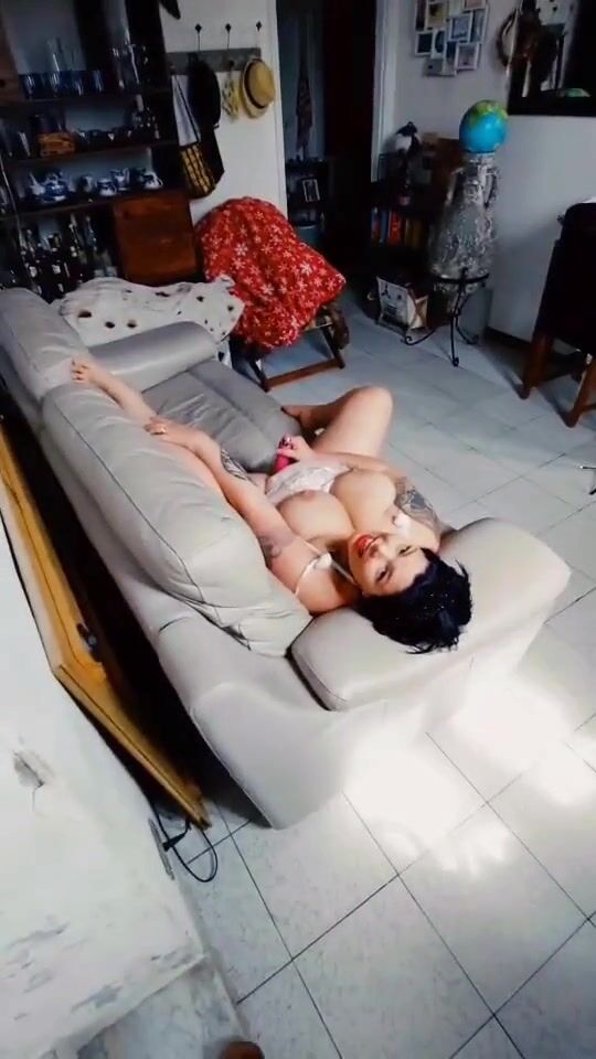 Ma che fai troia ti masturbi?