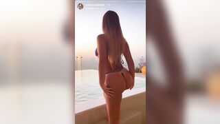 Teen italiana con bel culo in piscina