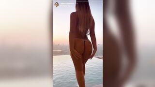 Teen italiana con bel culo in piscina