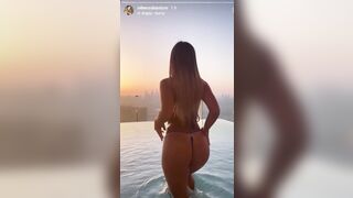 Teen italiana con bel culo in piscina