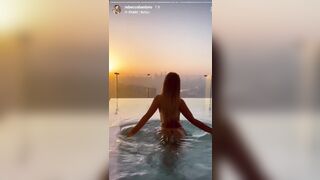 Teen italiana con bel culo in piscina