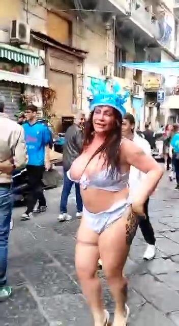 Paola napoletana scatenata per strada