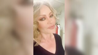 Anna Falchi scosciata riflessa nello specchio