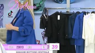 Alla Botto esce una tetta in diretta TV