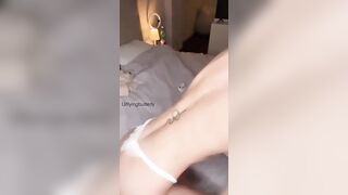 Mostra il buchetto del culo a pecorina OF