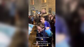Emy Buono si spoglia in strada festeggiando lo scudetto del Napoli