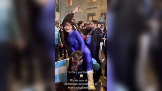 Emy Buono si spoglia in strada festeggiando lo scudetto del Napoli