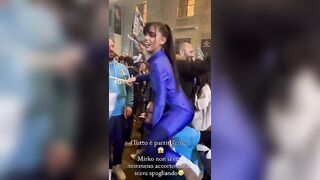 Emy Buono si spoglia in strada festeggiando lo scudetto del Napoli