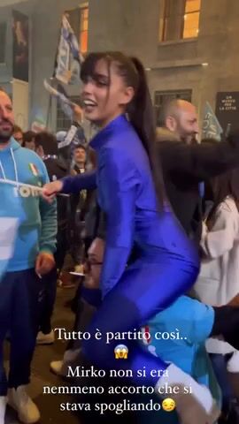 Emy Buono si spoglia in strada festeggiando lo scudetto del Napoli