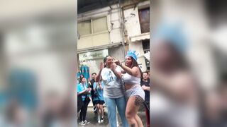 Ragazzi sta rivoltando Forcella - Napoletana tettona in festa