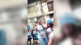 Ragazzi sta rivoltando Forcella - Napoletana tettona in festa