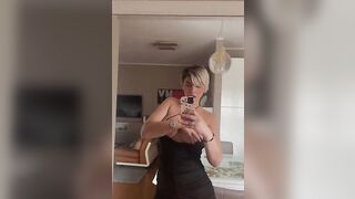 Selfie tette allo specchio bionda italiana