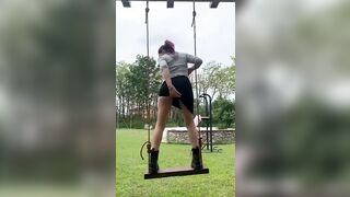 Esibizionista italiana sull'altalena