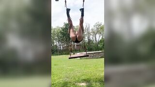 Esibizionista italiana sull'altalena