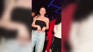 Ragazza fica sexy in discoteca