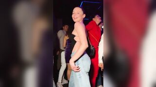 Ragazza fica sexy in discoteca