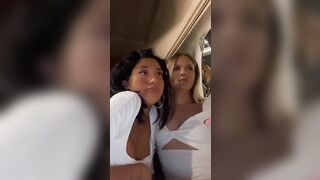 Amiche gnocche in discoteca