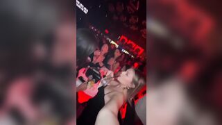 Amiche gnocche in discoteca