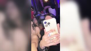 Amiche gnocche in discoteca