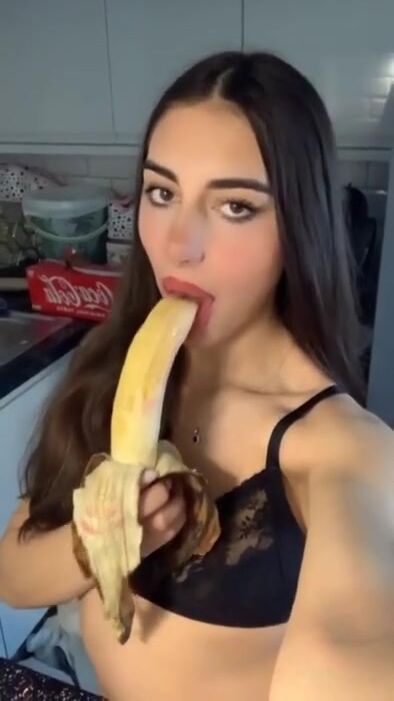Vogliosa di cazzo spompina banana