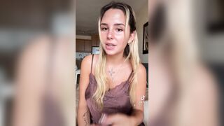 Giulia Vaneri gira video porno con un prete e lo pubblica su onlyfans