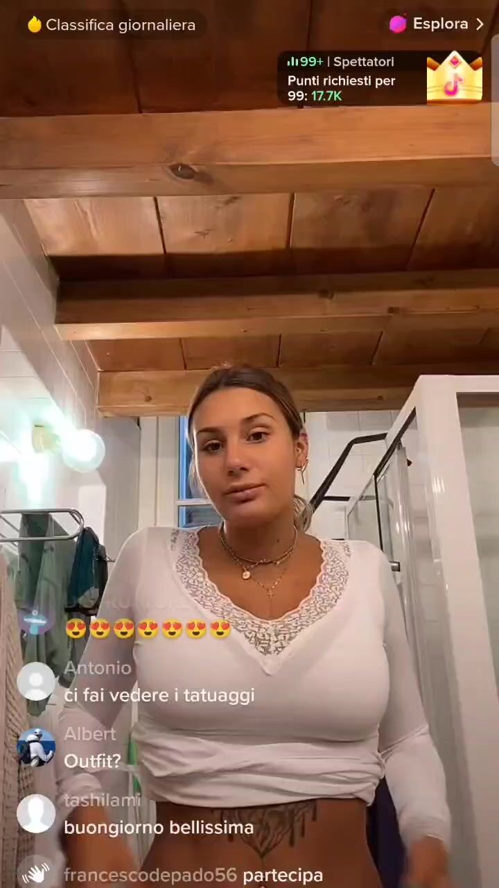 Greta Teen Italiana Mi si vedono i capezzoli
