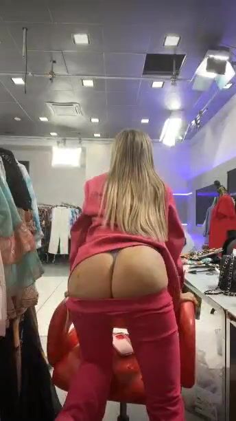 Emanuela Botto in diretta per i suoi fans dallo studio TV