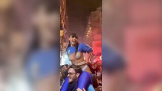 Emy Buono si spoglia per lo scudetto del Napoli in piazza