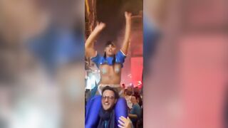 Emy Buono si spoglia per lo scudetto del Napoli in piazza