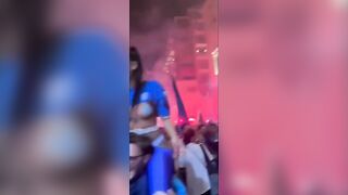 Emy Buono si spoglia per lo scudetto del Napoli in piazza