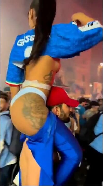 Emy Buono si spoglia per lo scudetto del Napoli in piazza