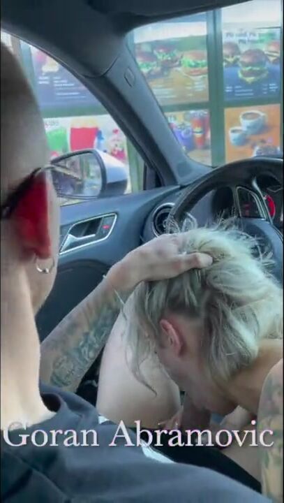 Marika Milani succhia il cazzo al Mc Drive mentre lui ordina