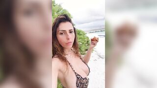 Morettina in bikini con belle tettone naturali