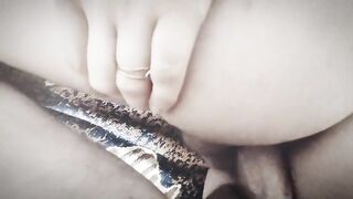 Le spingo tutto l'uccello nel culo e lei gode