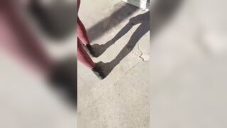 Ipnotizzato dal culo di mia moglie per strada