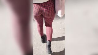 Ipnotizzato dal culo di mia moglie per strada