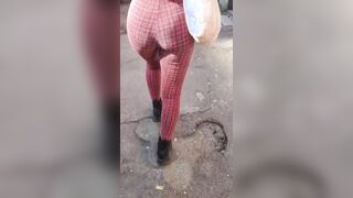 Ipnotizzato dal culo di mia moglie per strada