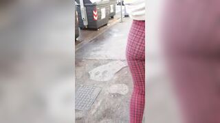 Ipnotizzato dal culo di mia moglie per strada