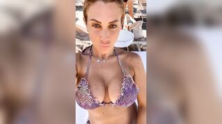 Paola Caruso tettona vip in bikini in spiaggia