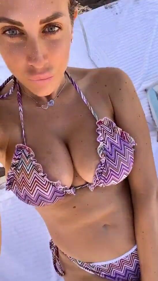 Paola Caruso tettona vip in bikini in spiaggia