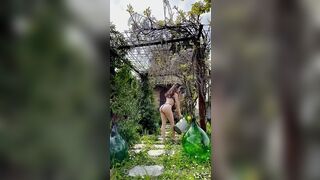 In mutandine e reggiseno nell'orto Ofans